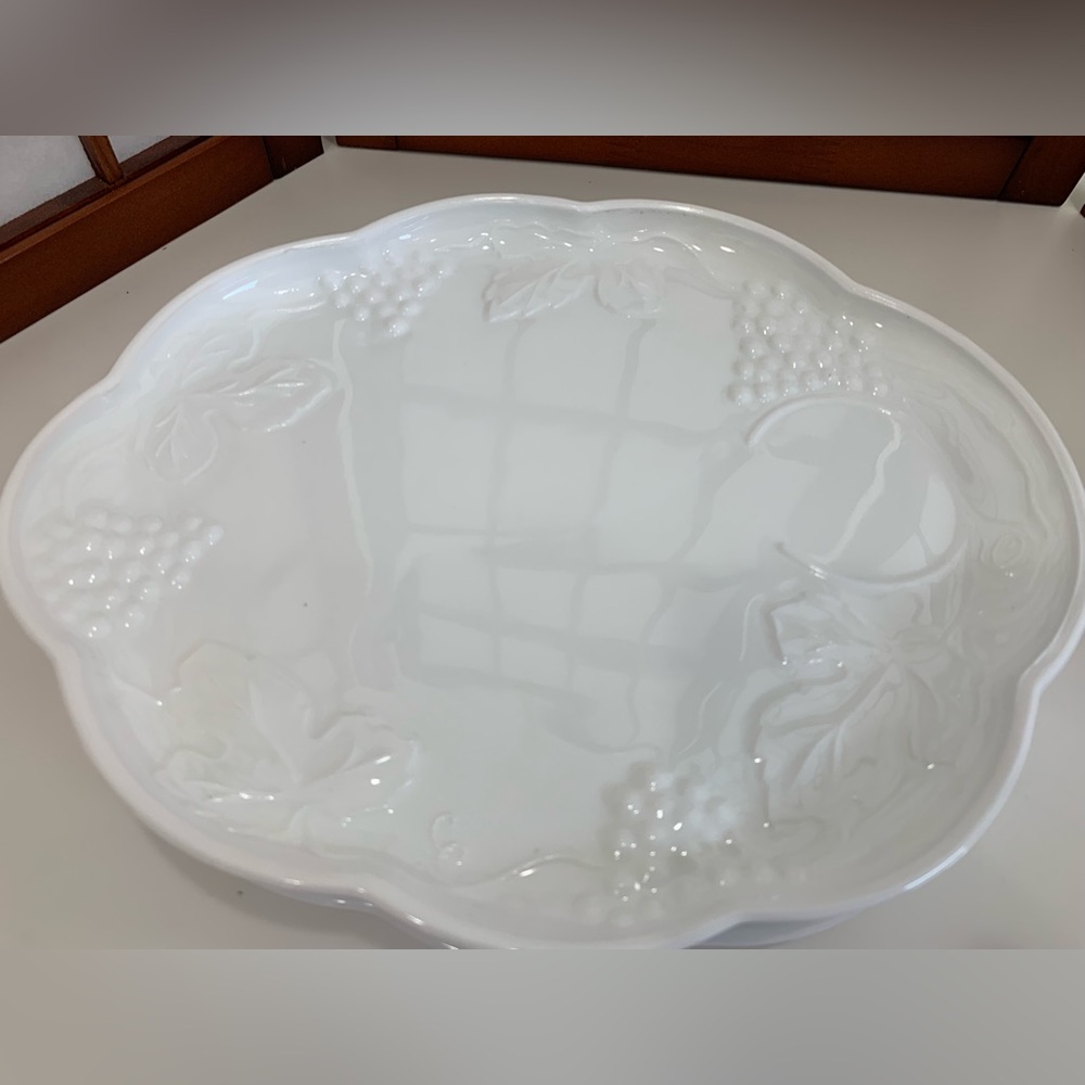 Vintage White Milk Glass 4 Luncheon Plates. Harvest Grape Design. No cups. - Picture 5 of 5